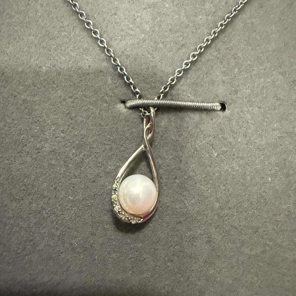 Elegant Silver Pearl Pendant Necklace